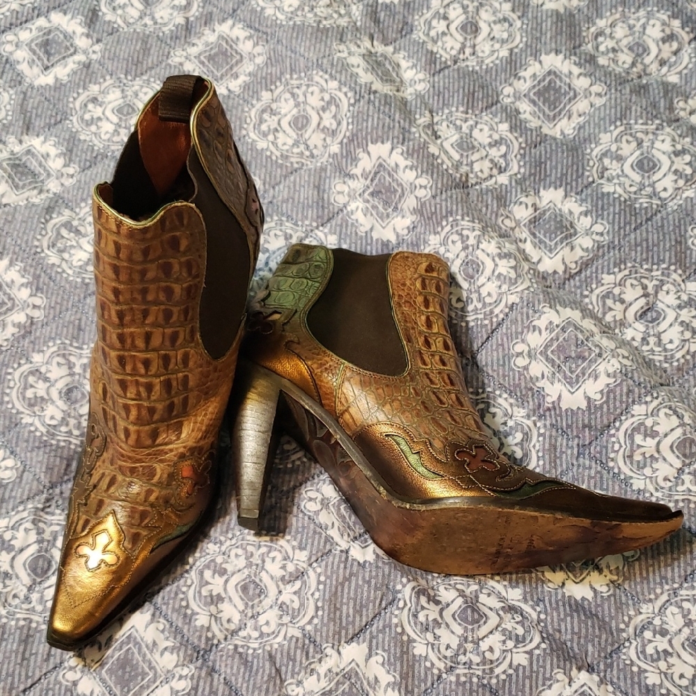 Donald J. Pilner 8 Coutur Cowboy Ankle Boots